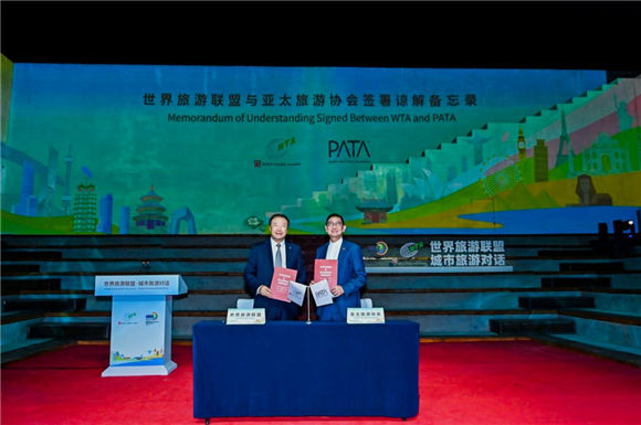 左为世界旅游联盟副主席兼秘书长刘士军，右为亚太旅游协会前任主席、执行理事会成员黄顺华