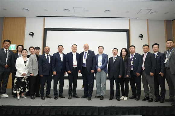 商会代表团与PATA主席Henry Oh（左八）、大中华区大使黄顺华（左七）、CEO Noor Ahmad Hamid（左六）、CFO Pairoj Kiatthunsamai（左五）、大中华区主任吕咏梅（左三）、北京办事处经理姜柳（左四）合影