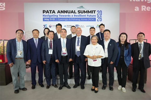 全联旅游业商会代表团与PATA主席Henry Oh（前排左四），UN Tourism联合国旅游组织执行主任刘士军（前排左二）等合影